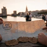 Activités evg la rochelle : équipe EVG et carte sur table près du Vieux Port