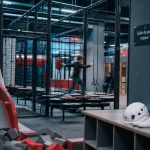 Salle de jeux indoor : parc couvert, toboggan et mur d’escalade