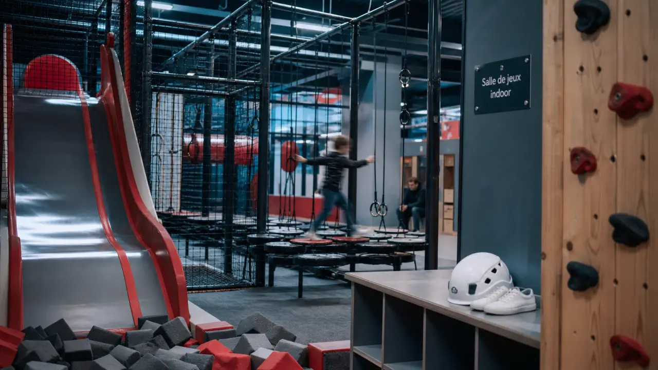 Salle de jeux indoor : parc couvert, toboggan et mur d’escalade