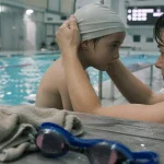 Activités aquatiques Strasbourg : lunettes de natation sur banc près d’un bassin couvert