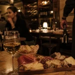Bar à vin romantique paris : verres de vin rouge et blanc, planche de fromages et charcuteries