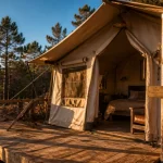 Tente insolite lodge ouverte, terrasse en bois au golden hour
