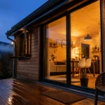 Tiny house alsace au crépuscule, terrasse en bois, vue vosges.