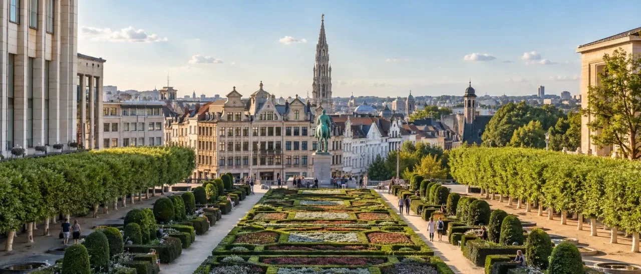 Que faire à Bruxelles cet été : vue estivale depuis le Mont des Arts sur le centre historique