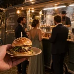 Food truck mariage : mini-burger et invités devant le camion