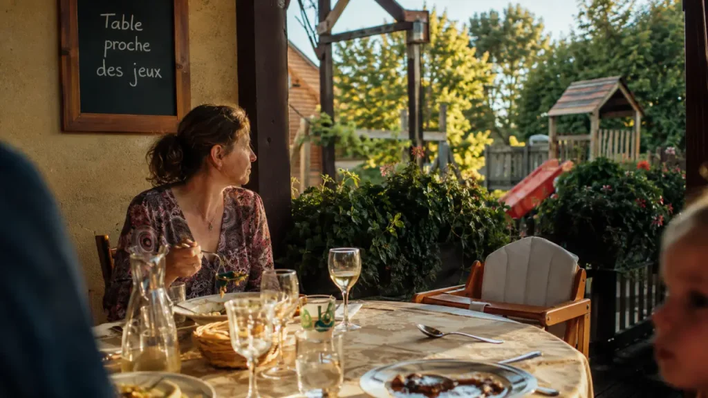 Restaurant avec aire de jeux en Alsace : table et chaise haute près de l’aire de jeux