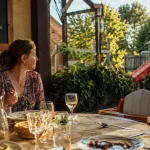 Restaurant avec aire de jeux en Alsace : table et chaise haute près de l’aire de jeux
